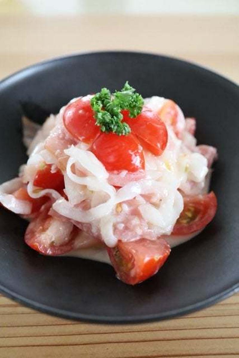 週末のプチ贅沢♡スピードおかず「新玉ねぎと生ハムの塩麹サラダ」｜時短簡単節約おかずレシピ