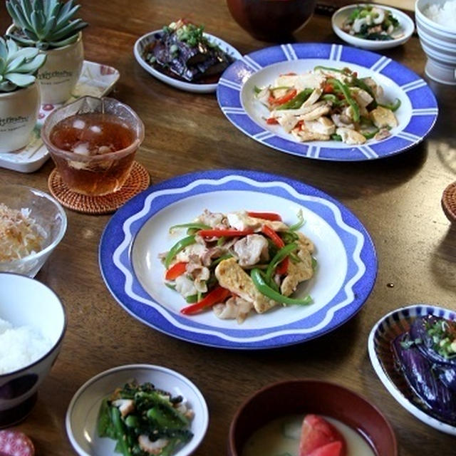 豆腐とピーマンの彩り豚バラ炒め。和食晩ごはん。