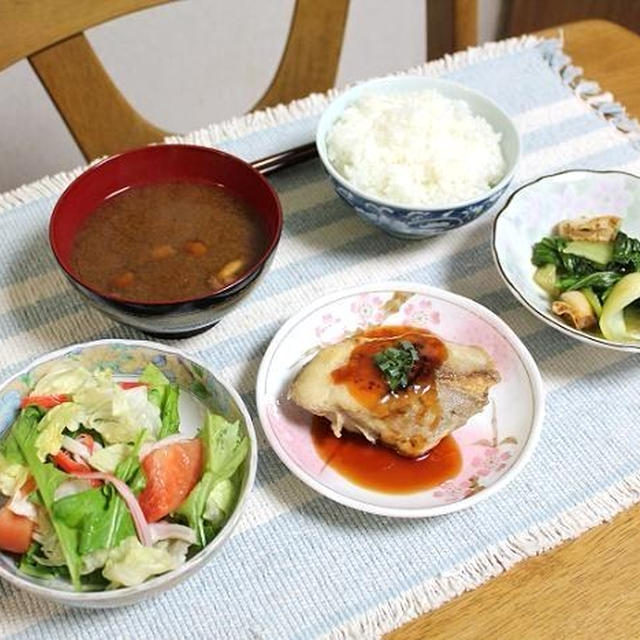 むきサメソテーの甘酢あんかけとチンゲン菜とほたてのオイスター炒めでうちごはん（レシピ付）