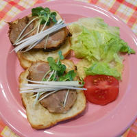 叉焼のクリスケットオープンサンド