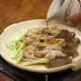鶏とこんにゃくの陶板焼き
