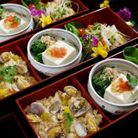 春のおもてなし朝ご飯【①浅蜊バター醤油の炊き込みご飯／②タラコ乗せ奴／③蟹サラダ】です♪