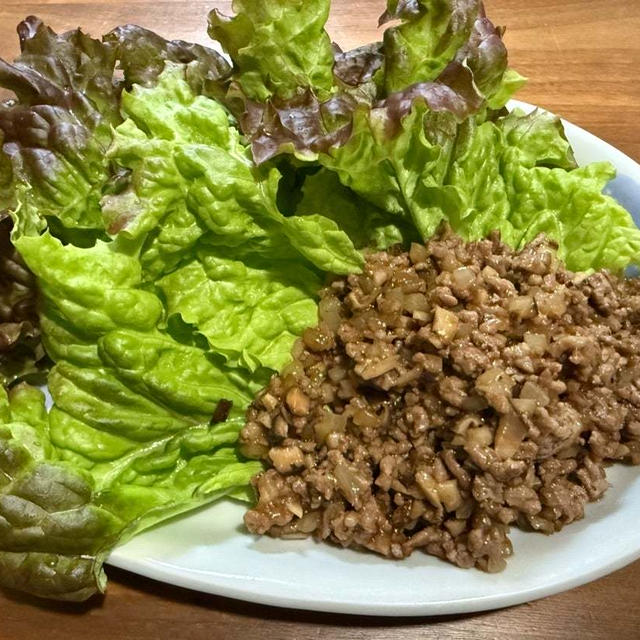 久しぶりのレタス包みは、春雨抜きで…  サニーレタスで… (;^ω^)