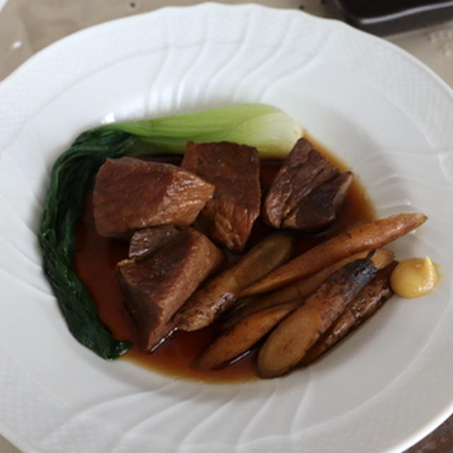 豚もも肉とゴボウの煮込み★★★