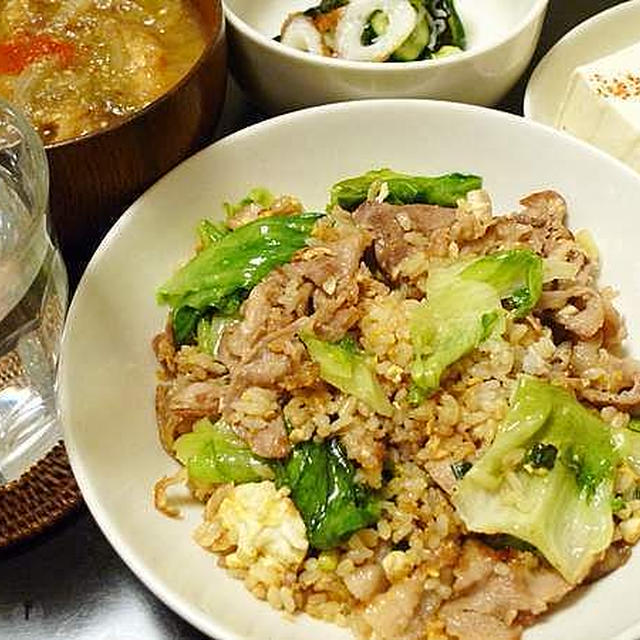 豚肉とレタスのチャーハンは、オイスターソースで味付けするのである。