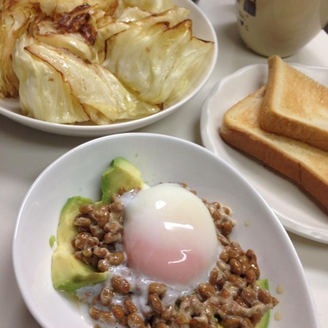 トーストに、蒸し焼き＆アボカド納豆温玉