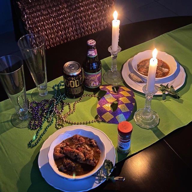 Happy Mardi Gras!  停電が続く暗闇の中で2人マルディグラ