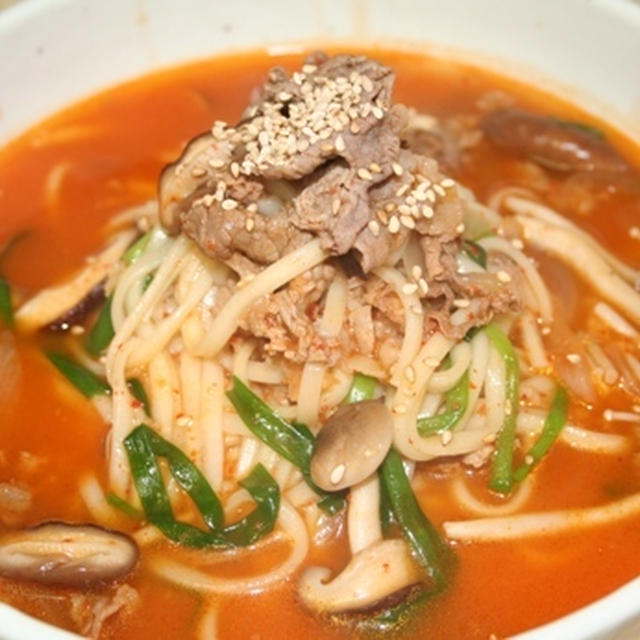 ボッソカルグッス（버섯칼국수）　－－たっぷりのきのこと牛肉ダシが効いた韓国のうどん