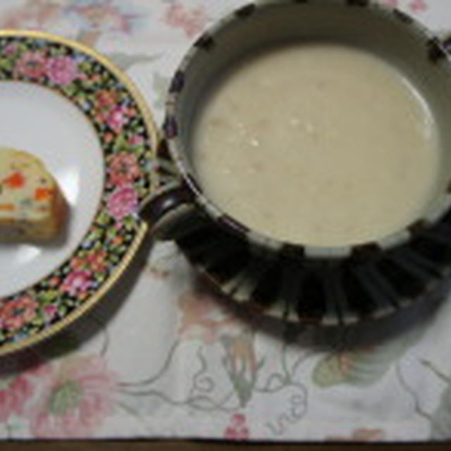 蕪と玉ねぎとじゃがいもと牛乳とコンソメと生クリームのスープと自家製ハムをいれたケークサレ