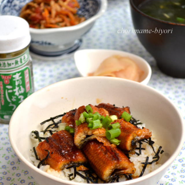 うな丼、切り干し中華サラダ、和え物、お吸い物の丑の日の（遅っ！）晩ご飯。