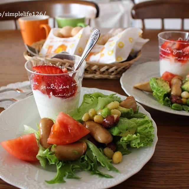 今朝の朝ごはん☆ｿｰｾｰｼﾞとお豆のｻﾗﾀﾞとﾎﾜｲﾄﾃﾞｰ？