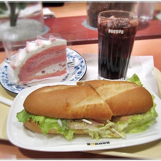 ドトール☆いちごのクリームケーキ＆新ミラノサンド(チキン･生ハム･アボカド