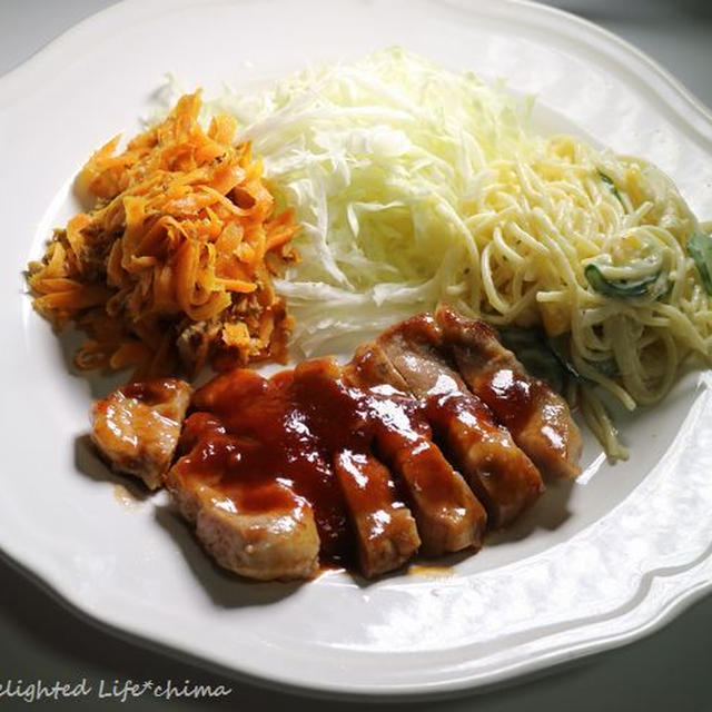 ポークチャップと秋刀魚水煮缶で人参しりしり