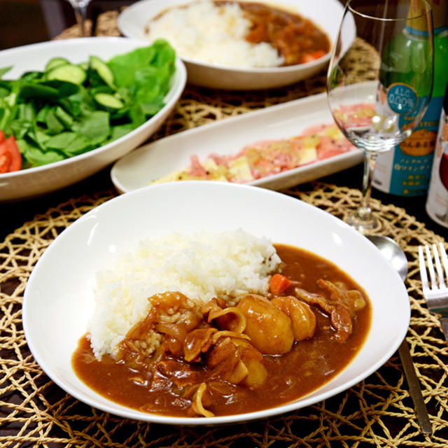 豚バラカレーとおつまみとのんある。