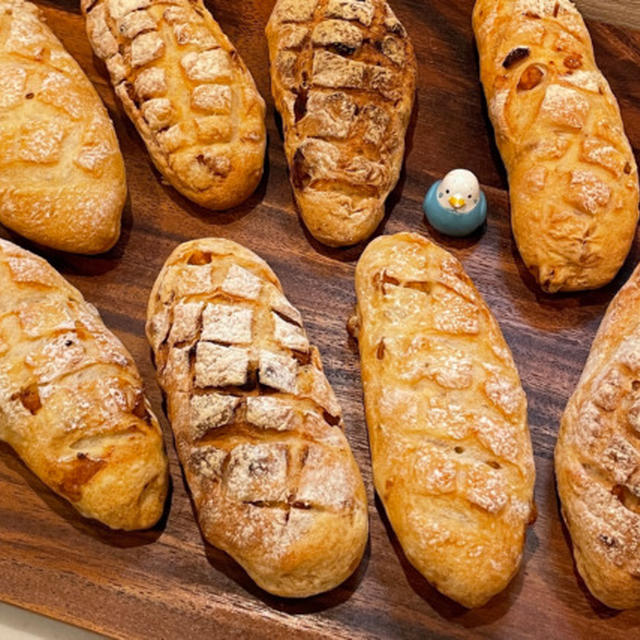 ダイソーで買える焼き干しいもで作る、甘みたっぷりの干しいもパン