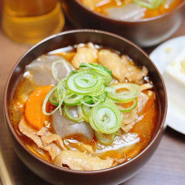 寒い日にぴったり！もつ煮込み風でコクたっぷり♪鶏皮で作る濃厚＆具だくさん「鶏皮煮込み」