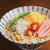 氷締め冷やしラーメン、ハム、錦糸卵、きゅうりのっけの冷やし中華風