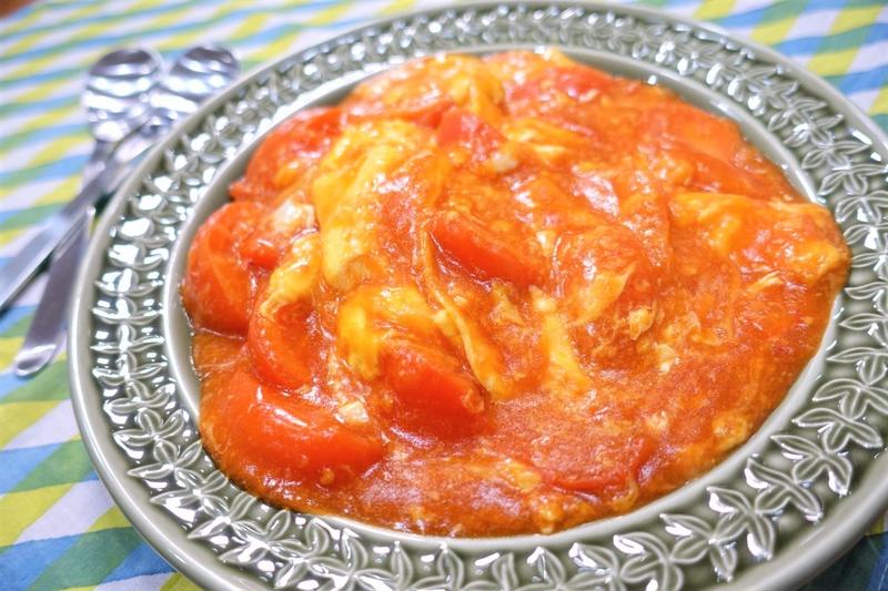 炒め物なのに、食べるとジューシーなスープに！トマトに溺れる「トマトと卵のチリソース炒め」