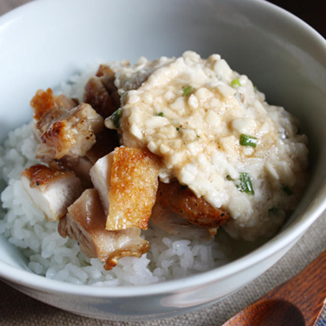 カリカリチキンの長芋タルタル丼とスティックセニョールの胡麻酢和え