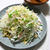 すったてサラダ。味噌味のドレッシングでたっぷりの野菜が山盛りで食べられる、うどんの具材とつけ汁をサラダにしたヘルシーおつまみ。
