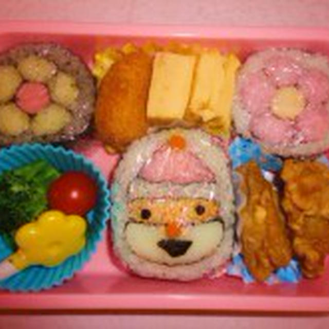 クリスマスにおすすめ サンタクロースとお花の飾り巻き寿司弁当 By ロール巻子さん レシピブログ 料理ブログのレシピ満載