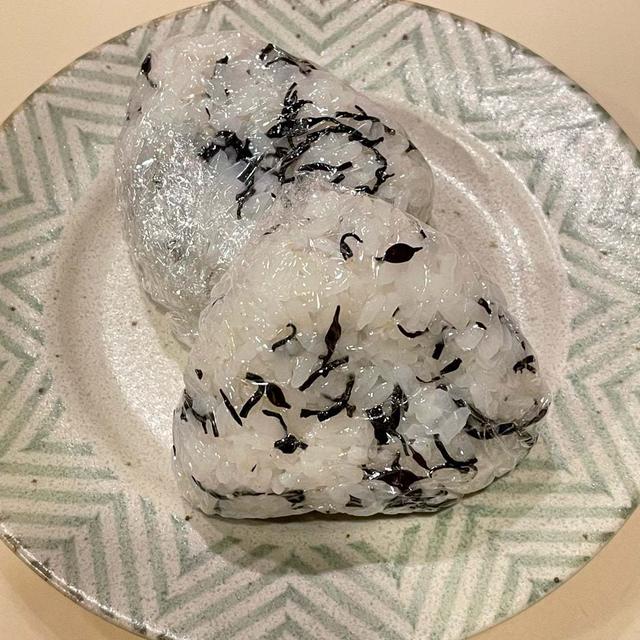 アラフィフ夫婦の朝ごはんは、毎日食べても飽きない「ひじきおにぎり」