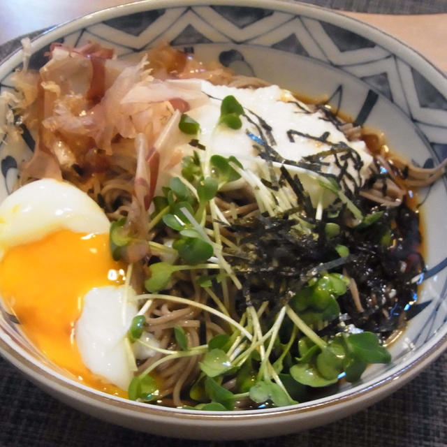 とろろぶっかけ蕎麦　と　サンドイッチの朝食　と　公園の花♪