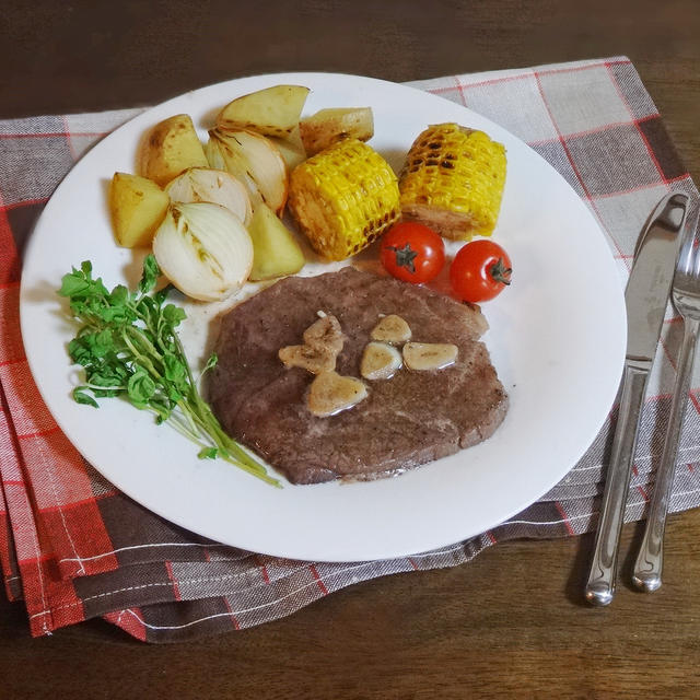 ハーブとオリーブオイルビネガーで焼いた牛肉ステーキ