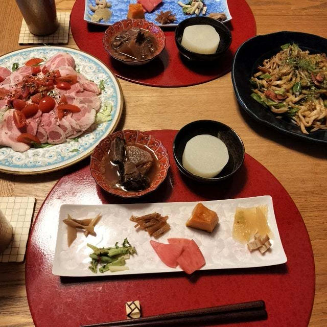 ローストポークのサラダ、焼うどんと小鉢8品で晩酌