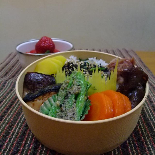 鰤の照焼きお弁当とデザート。