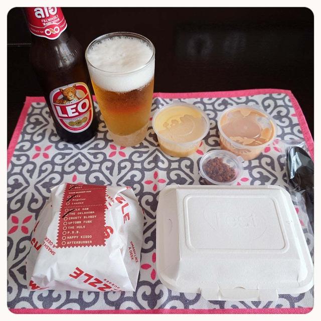 タイ出張・スマッシュバーガー片手に野球中継☆