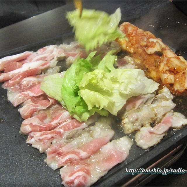 レタスで蒸し焼きサムギョプサル！カンナ三段バラ☆とん豚テジ名物