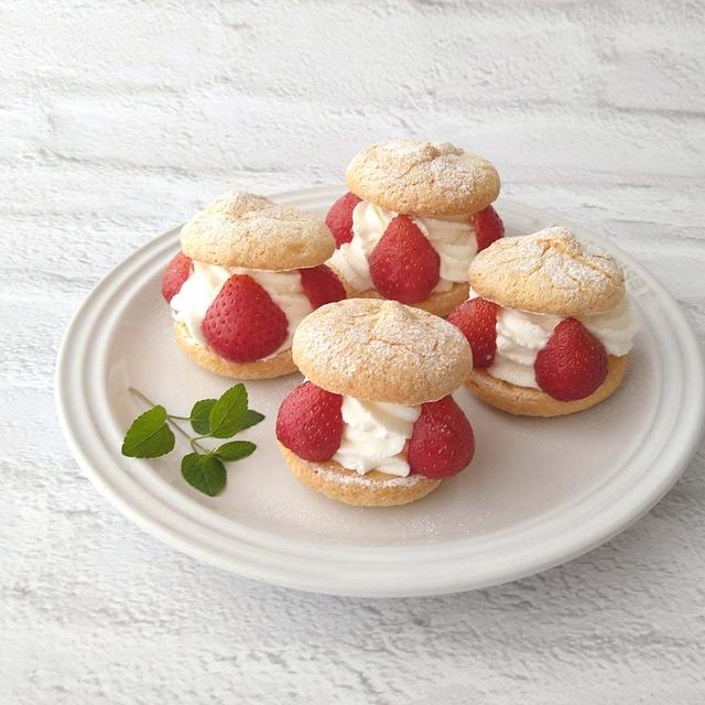 たっぷりクリームのいちごのブッセ
