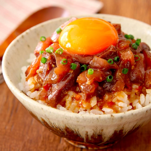 【調理時間7分】甘辛味が食欲をそそる「ブリのユッケ風丼」