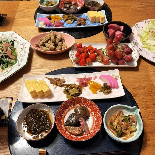 ニラもやし炒め、ポテトサラダ、小鉢10品、ぶどうといちごなんかで晩酌