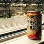 ビール片手に。