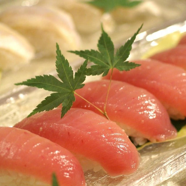 《晩ご飯は握り／野菜天／奴の海藻サラダ添え／他小松菜お浸しなど。》