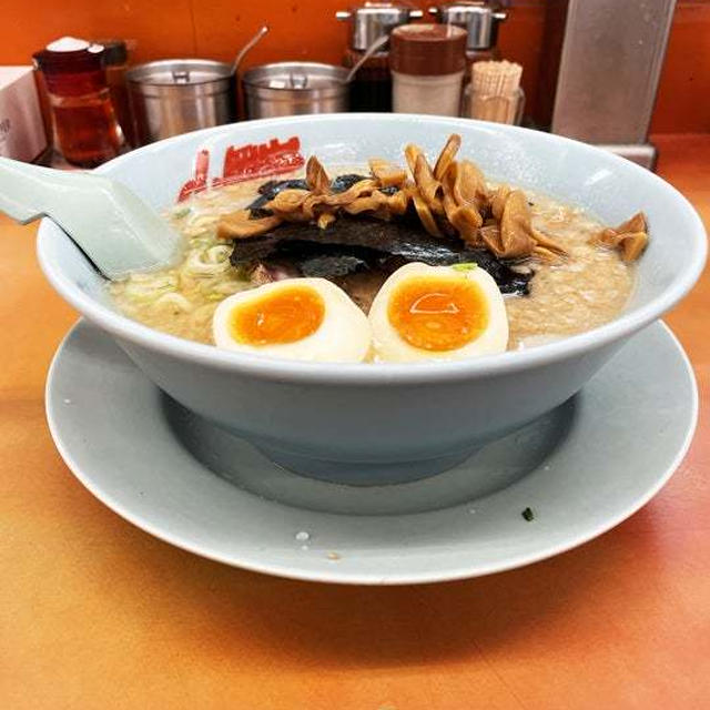 醤油チャーシュー麺の背脂変更多めで啜る 〜メンマ・LINEクーポン味付玉子・山岡家〜