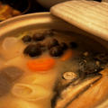 女独り鍋の夕餉、新巻鮭の酒粕美肌鍋と山盛りキャベツ、自家製キムチで野菜祭