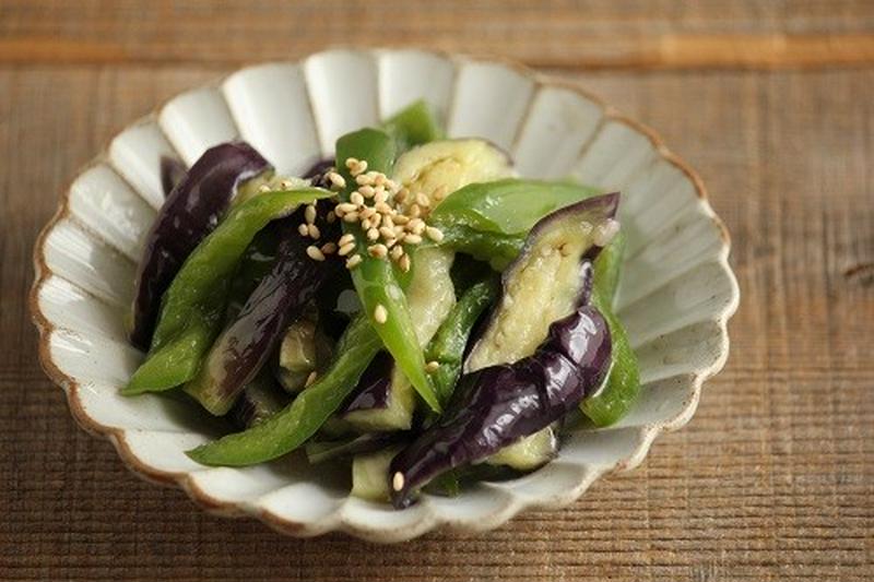 電子レンジで簡単3分♪なすとピーマンの塩ナムル