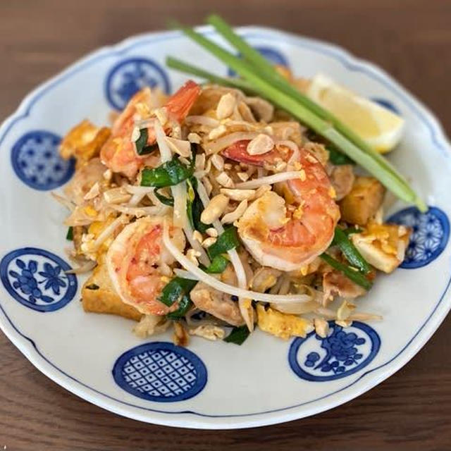 お昼ごはんはパッタイ（タイの焼きそば）