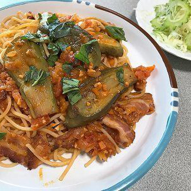 茄子とベーコンのトマトソースパスタ。見上げるにゃんこ