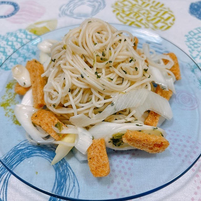 三島食品の「だしひろし」を使って、ねぎと油揚げのだしひろし炒め麺