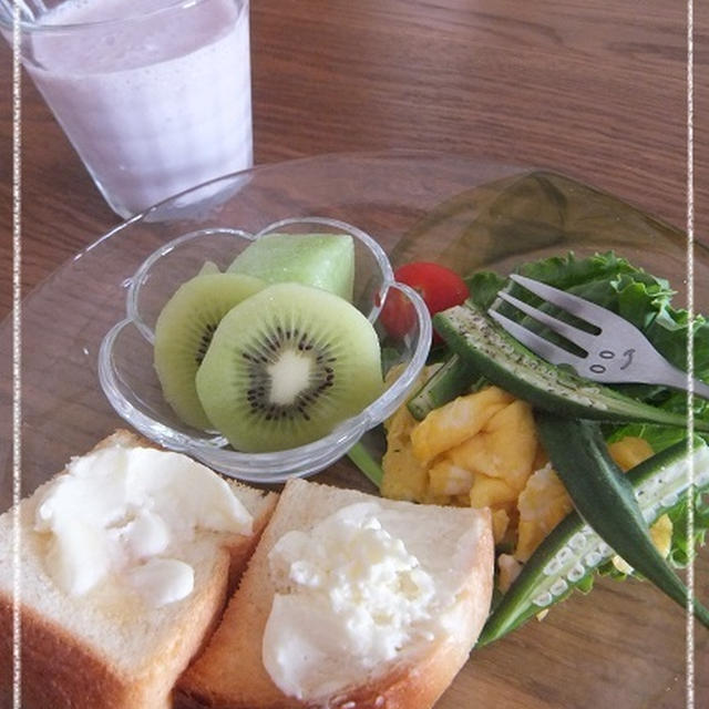 今朝の朝ごはん☆卵とオクラ。ラッシーにはまるかも