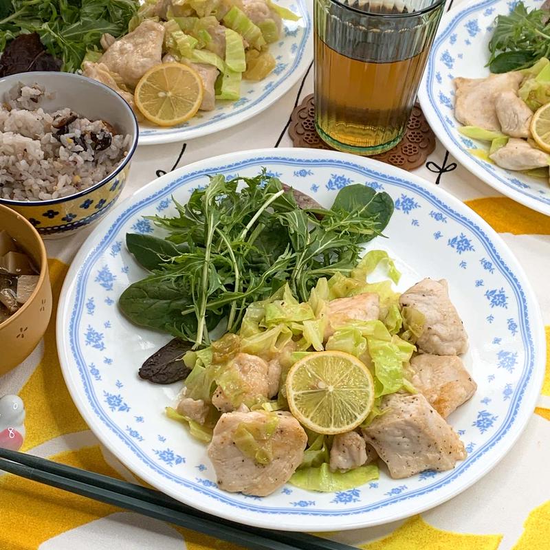 【鶏胸肉とキャベツのレモンバター炒め】簡単レシピ