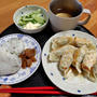 焼き餃子ときゅうりとおにぎり