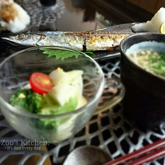 我が家の晩ご飯。秋刀魚と寄り添う謎の物体....。