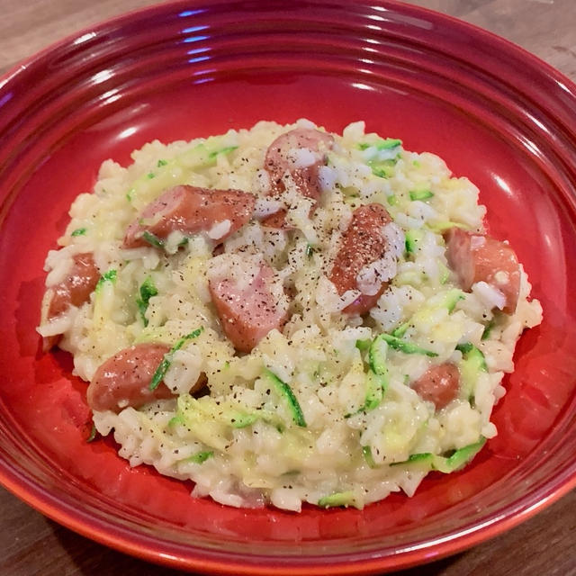 リゾットのような、炊き込みご飯のような「ソーセージとズッキーニのチーズご飯」！