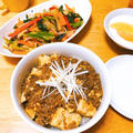 麻婆豆腐丼献立、彩り野菜ときのこのオイスター炒めで栄養チャージ。