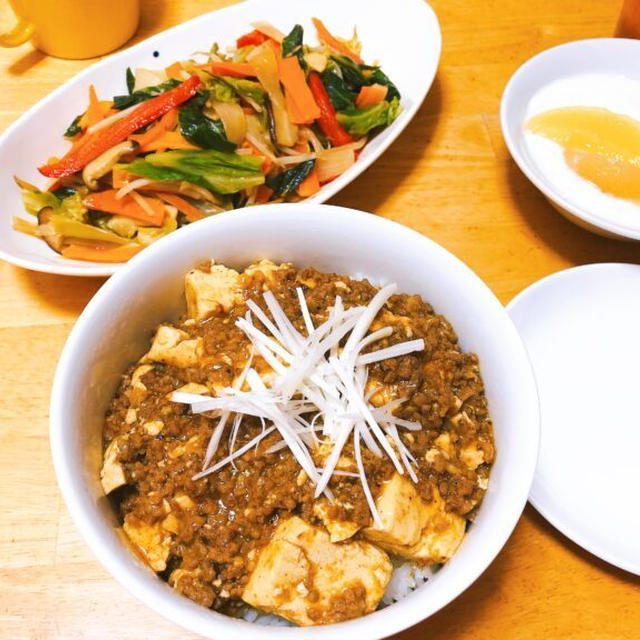 麻婆豆腐丼献立、彩り野菜ときのこのオイスター炒めで栄養チャージ。